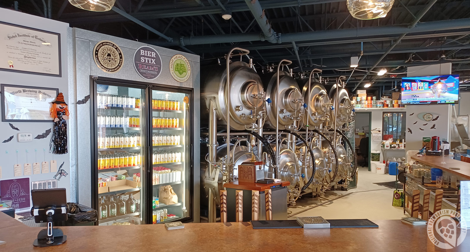 The bar at Art History Brewing